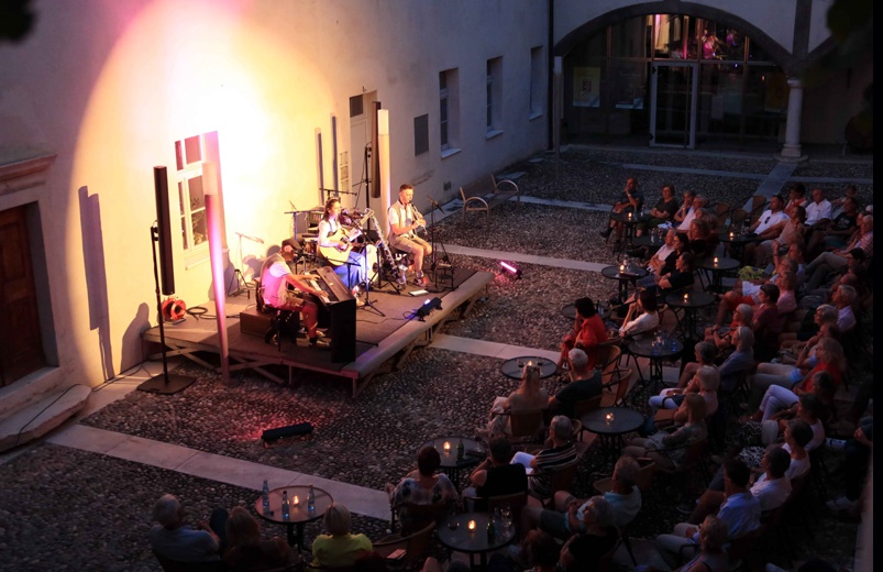Die Hallers geben ein Konzert mit neuer Volksmusik.