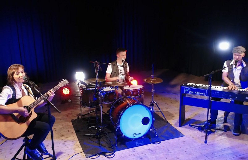 Die Hallers spielen moderne Musik und bekannte Hits.