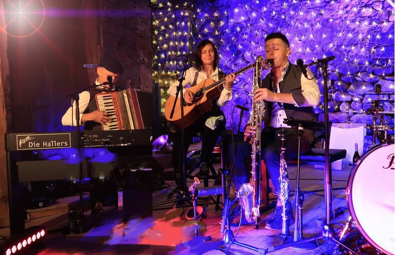 Die Hallers kombinieren Volksmusik und Popmusik in ihren Live Auftritten.